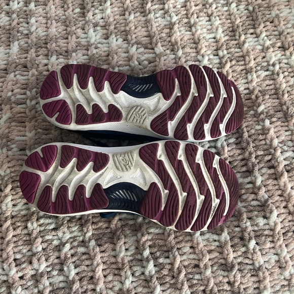 ASICS Gel-Nimbus 23 running shoes | Size 7.5 - Picture 4 of 4